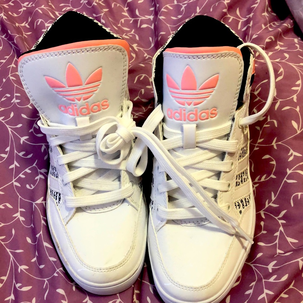 Adidas girls sneakers size 4 white, black/pink